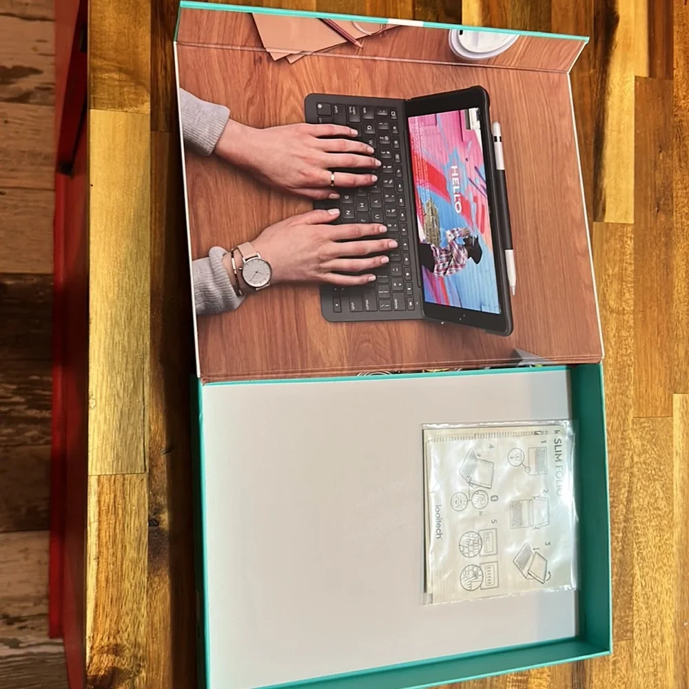 Logitech iPad (7th & 8th generation) case with integrated Bluetooth Keyboard